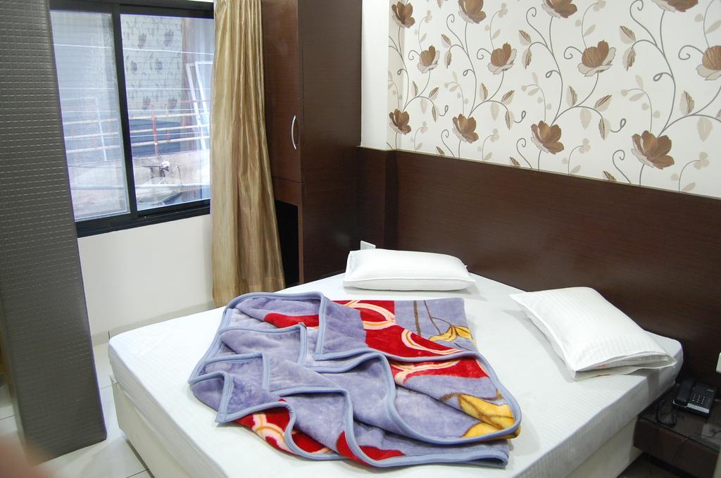 Hotel Poonam Palace Ujjain Quarto foto