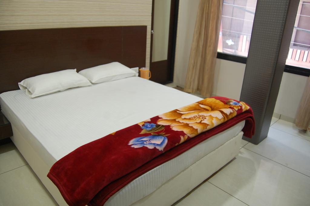 Hotel Poonam Palace Ujjain Quarto foto